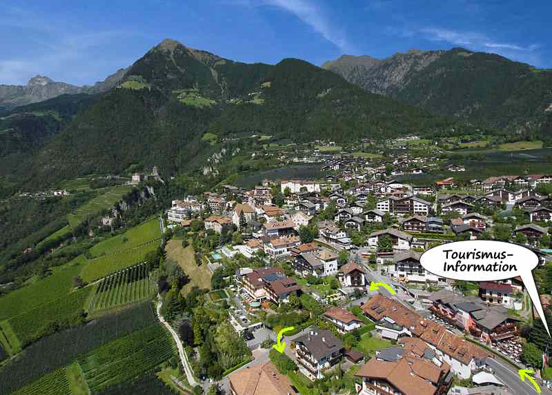 Luftaufnahme Dorf Tirol - foto dieter drescher meran - www.drescher.it - Bearbeitung Fam. Covi - Haus Geier mit Dorf Tirol, Mutspitze und Tschigat